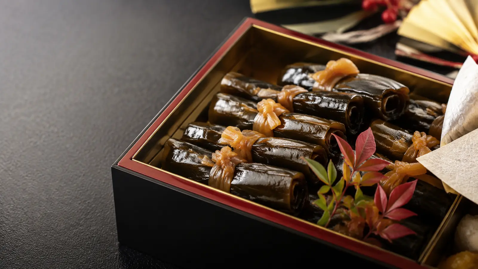 おせち料理の重箱に盛り付けた昆布巻き