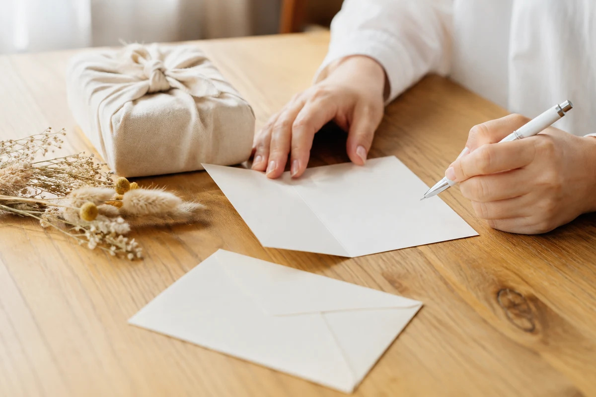 出産祝いのお返しはいらないと言われたら？相手別の判断とお礼の伝え方を考える際の感謝の言葉をカードへ書く場面