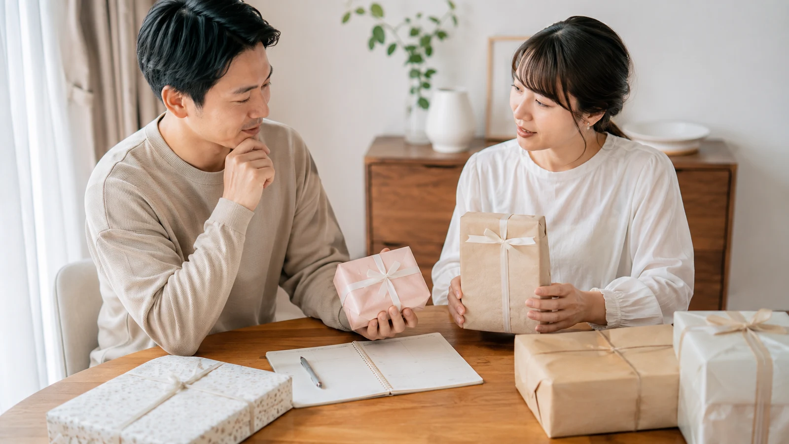 親戚へ出産内祝いを贈る家族のイメージ